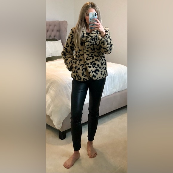 Women’s size XS, Dylan Wylder Leopard Sherpa Jacket. Super cute, warm and fuzzy! - Picture 7 of 11